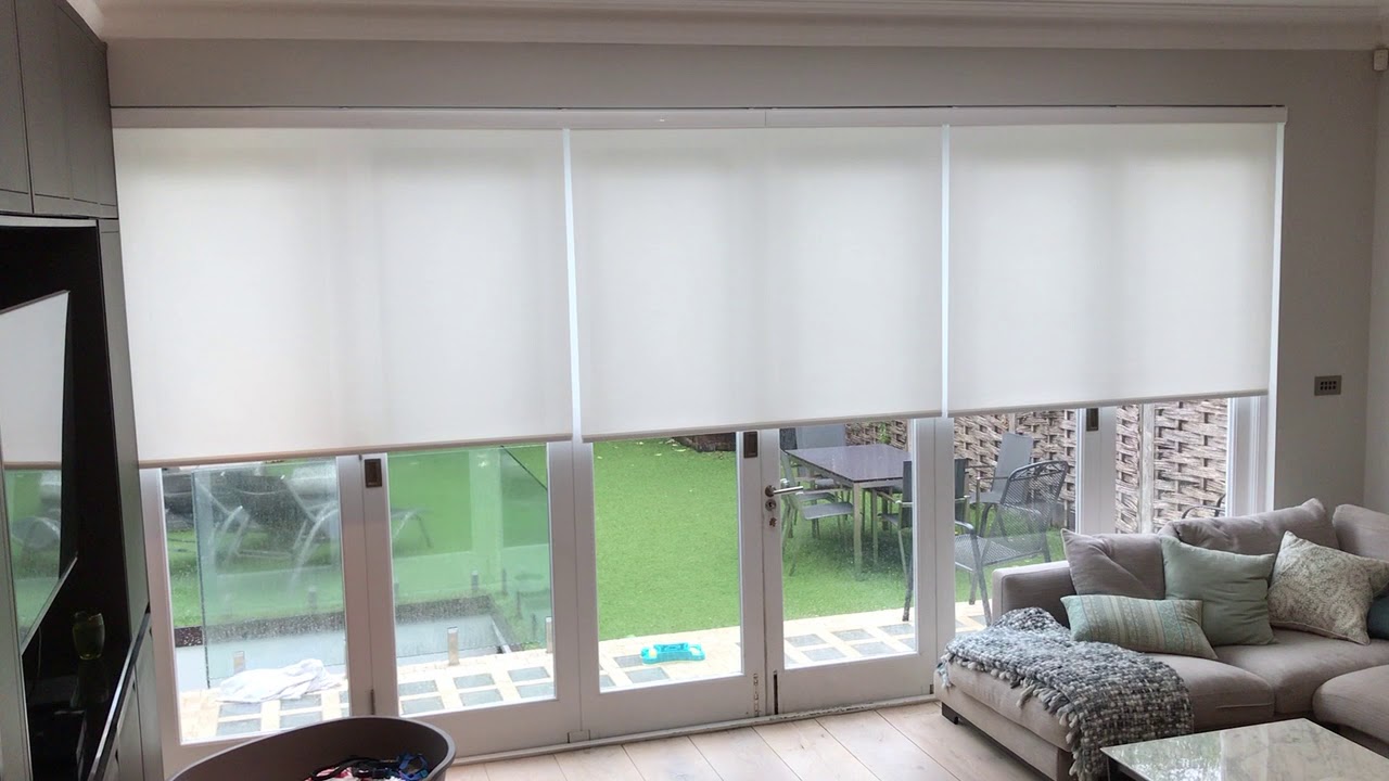 Автоматические рулонные шторы с датчиком света